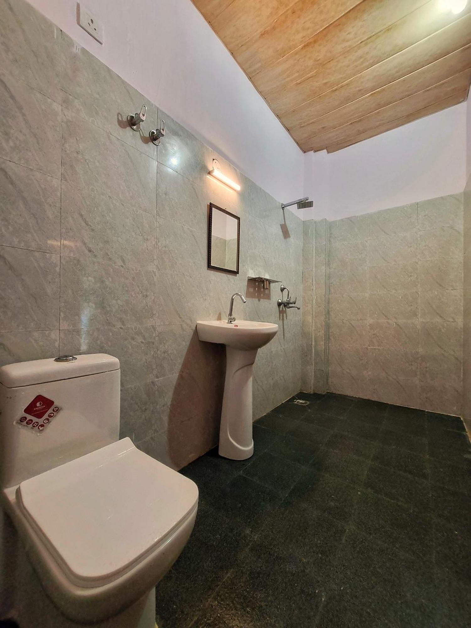 Landlopers Hostel Rishīkesh Zewnętrze zdjęcie