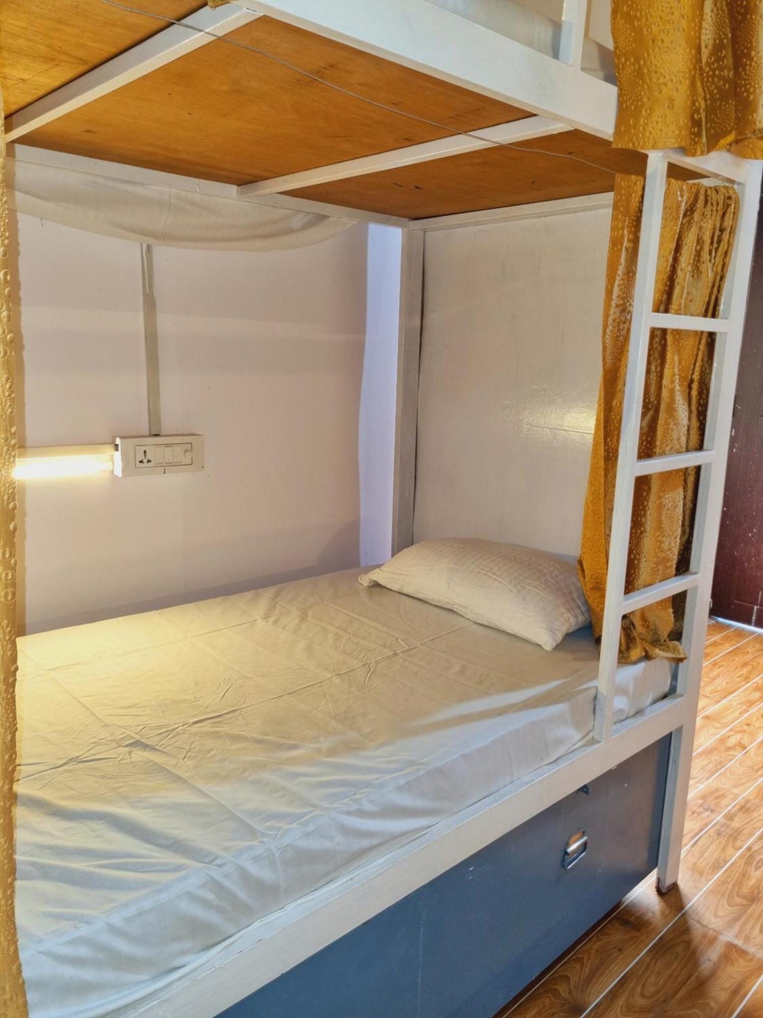 Landlopers Hostel Rishīkesh Zewnętrze zdjęcie