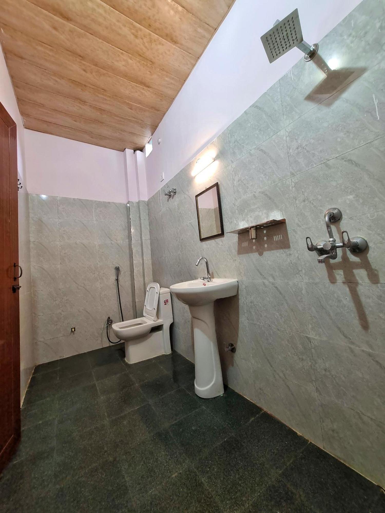 Landlopers Hostel Rishīkesh Zewnętrze zdjęcie
