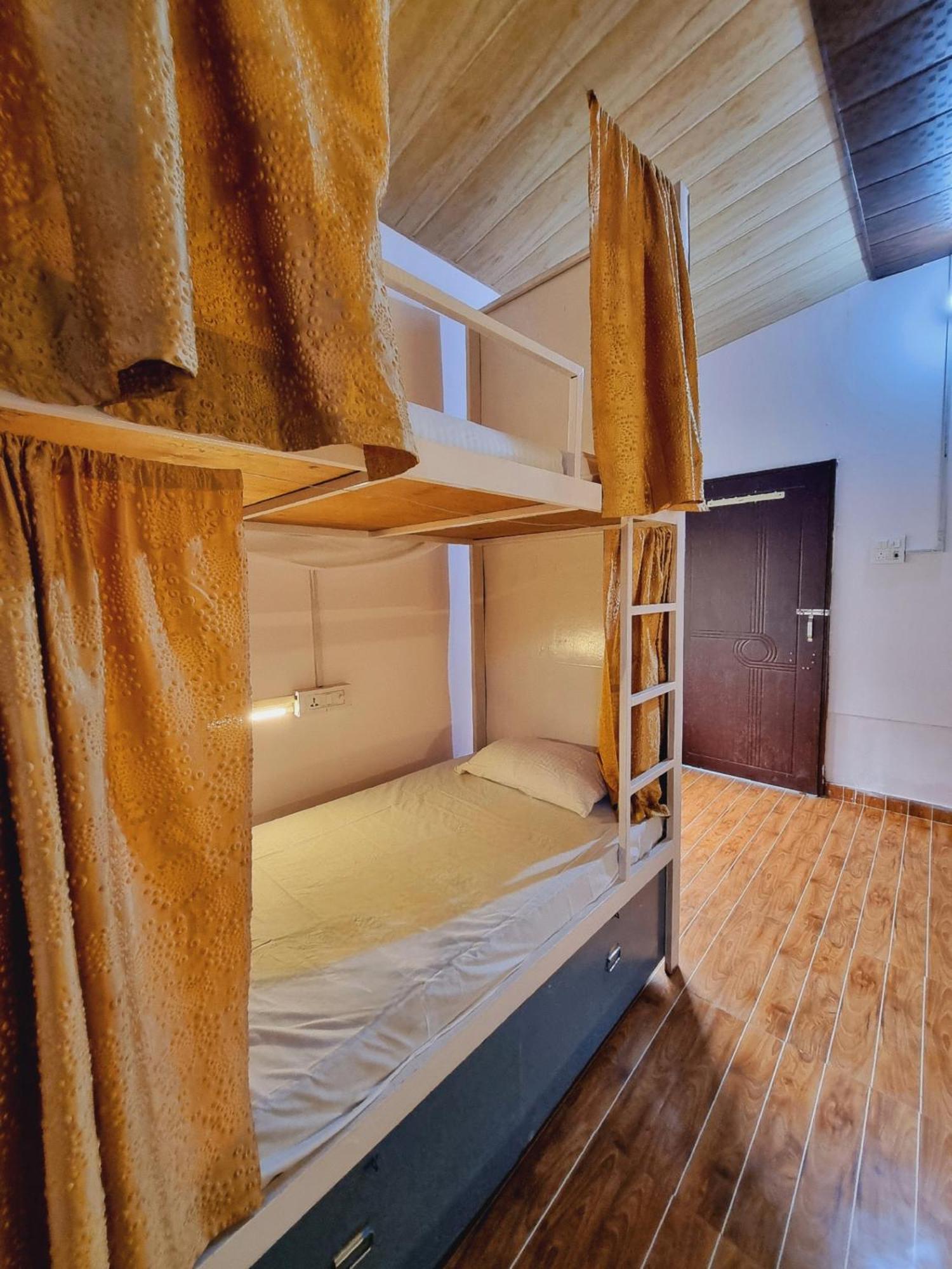 Landlopers Hostel Rishīkesh Zewnętrze zdjęcie