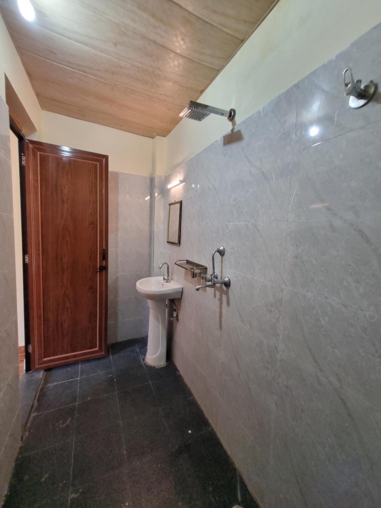 Landlopers Hostel Rishīkesh Zewnętrze zdjęcie